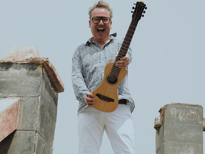 Bromo guitar